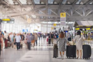 Pessoas andando em aeroporto.